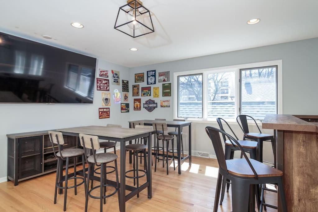 הוילה Eclectic Stylish And Cozy Milwaukee Unit מראה חיצוני תמונה