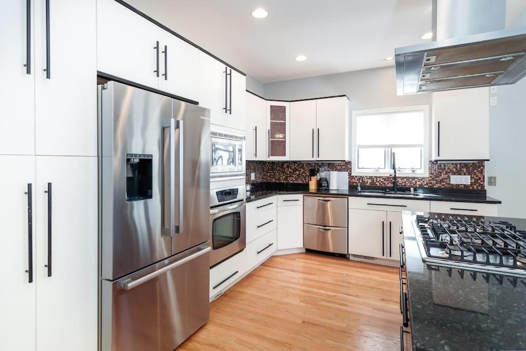 הוילה Eclectic Stylish And Cozy Milwaukee Unit מראה חיצוני תמונה