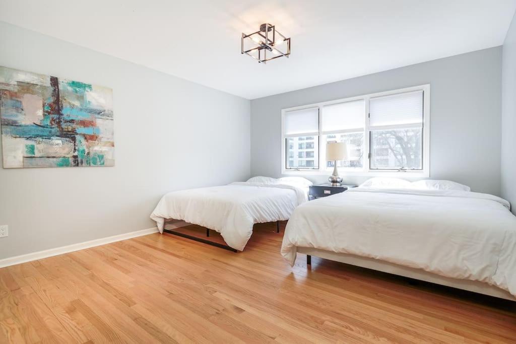 הוילה Eclectic Stylish And Cozy Milwaukee Unit מראה חיצוני תמונה