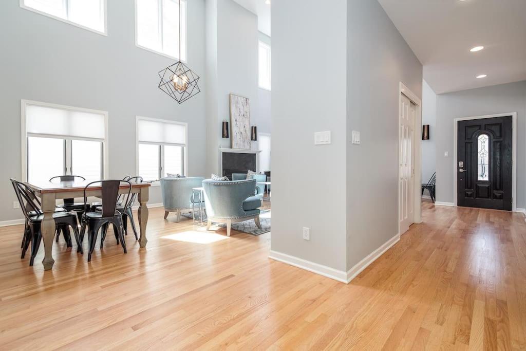 הוילה Eclectic Stylish And Cozy Milwaukee Unit מראה חיצוני תמונה