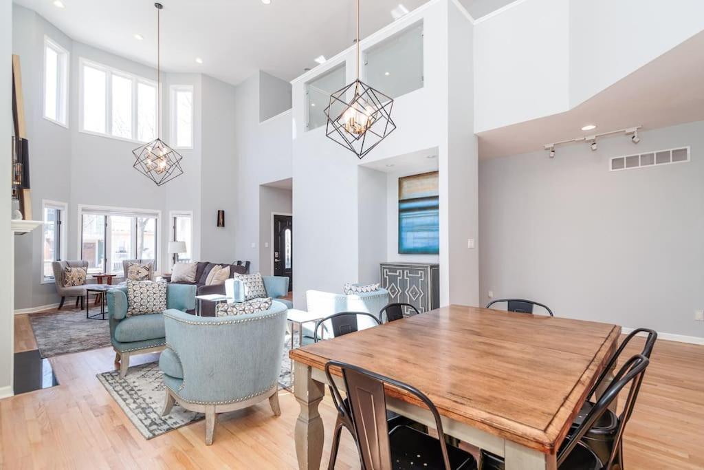 הוילה Eclectic Stylish And Cozy Milwaukee Unit מראה חיצוני תמונה