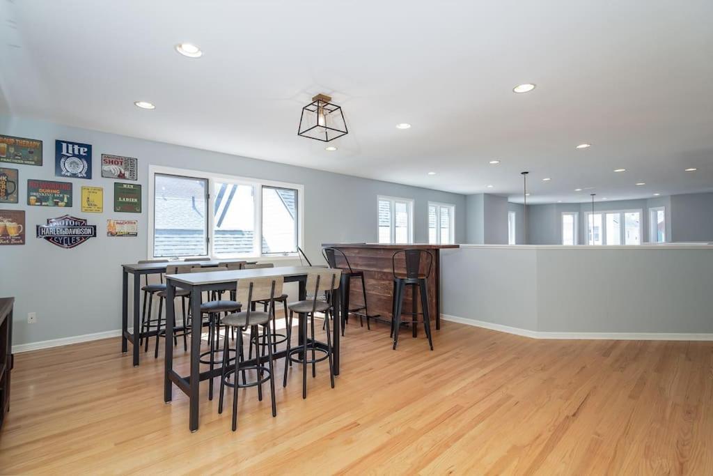 הוילה Eclectic Stylish And Cozy Milwaukee Unit מראה חיצוני תמונה
